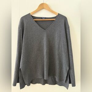 Splendid VNeck Sweater, size medium. Viscose blend.